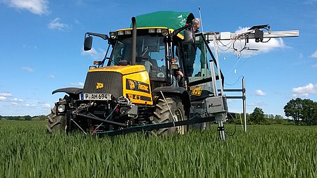Field test of a new sensor for detecting yellow rust in wheat at an early stage (Photo: Hamdorf/ATB)