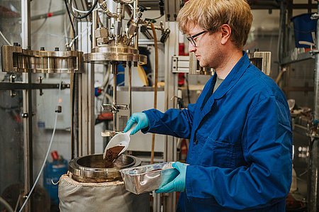 Feeding the large HTC-Reactor in ATB's biochar lab (Photo: Manuel Gutjahr)