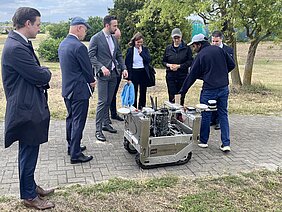 Präsentation eines Feldroboters im Fieldlab für digitale Landwirtschaft
