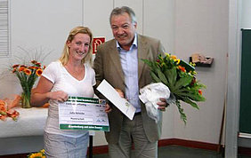 Preisträgerin Julia Heinicke und Laudator Wolfgang Schärfe (Foto: Baumgarten / HU Berlin)