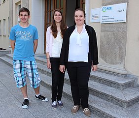Sie starten in das Berufsleben (von links): Matthias Ulrich, Jana Neitzel, Rieke Naase (Foto: Foltan/ATB)