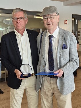 Presentation of the commemorative medal from Demmel to Brunsch.