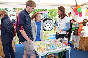 Greenhouse gases from the field? ATB scientist Anja Hansen informed about measures on farm level to protect the climate (Photo: Foltan / ATB) 
