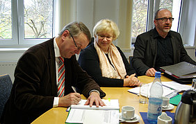 Vertragsunterzeichnung durch ATB-Direktor Brunsch (links) im Beisein von Dr. Uta Tietz und Projektleiter Thiemo Pesch, agn Niederberghaus & Partner GmbH (Foto: ATB)