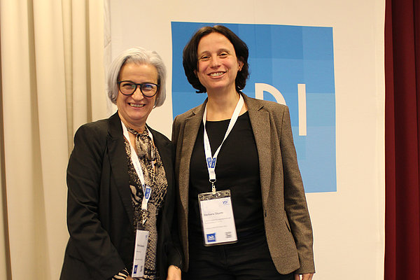 Übergabe der EurAgEng-Präsidentschaft von Prof. Fátima Baptista (links) an Prof. Barbara Sturm (rechts). (Foto: Käthner/ATB)