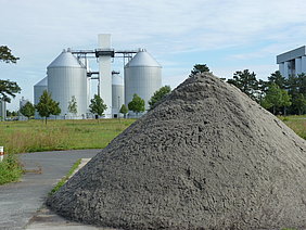 Aus Klärschlamm gewonnener MAP-Dünger. Im Hintergrund: Klärwerk Waßmannsdorf (Foto: ATB)