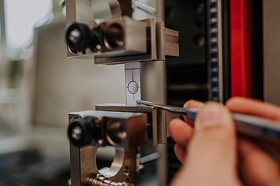 Analysing fibre characteristics in the lab (Photo: Manuel Gutjahr) Analysing fibre characteristics in the lab (Photo: Manuel Gutjahr)