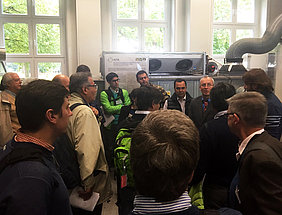 Dr. Fabian Weigler (rechts) stellt eine neue Trocknergeometrie vor (Foto: Neitzel/ATB)