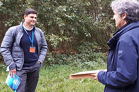 Vinícius Pereira Guimarães im Gespräch mit ATB-Wissenschaftler Ralf Pecenka zum Thema Agroforstsysteme (Foto: ATB)