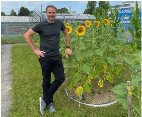 Lutz Merbold neben Sonneblumen