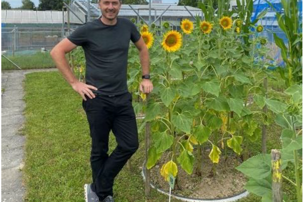 Lutz Merbold next to sunflowers