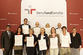 Vertreter der zertifizierten Unternehmen und Institute aus Brandenburg bei der Zeremonie in Berlin. Iris Gleicke, PSt BMWi (vorne rechts) und Ulrike Praeger, ATB (3. von rechts). (Foto: berufundfamilie gGmbH)