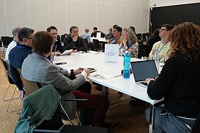 Viele Teilnehmende im Gespräch während des RoundTables