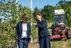 Dr. Janina Bolling und Dr. Manuela Zude-Sasse beim Vor-Ort-Termin im ATB-"Fieldlab for digital agriculture" in Marquardt (Copyright: havelcom)