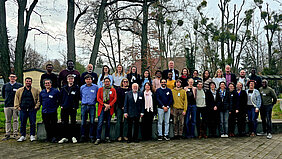 Außenaufnahme der Gruppe der Teilnehmenden.