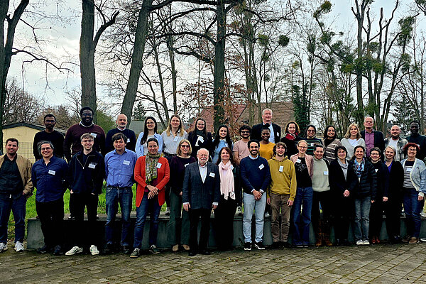 Außenaufnahme der Gruppe der Teilnehmenden.