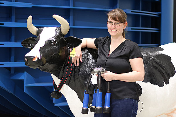 Gründerin Dr. Susanne Demba mit Melkzeug an Modellkuh Rosa (Foto: ATB)