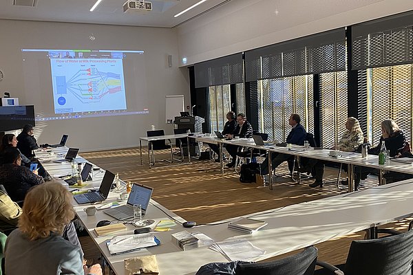 Expert*innen diskutieren im hybriden Workshop ihre Fallstudien.