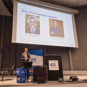 Prof. Weltzien spricht auf der Bühne