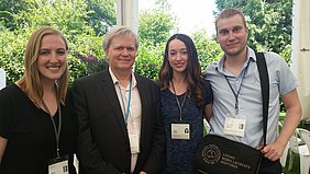 Benjamin Wirth (rechts) mit Nobelpreisträger Brian P. Schmidt  (2. von links), dem Initiator der Mainau Deklaration 2015 (Foto: Noel Baker)