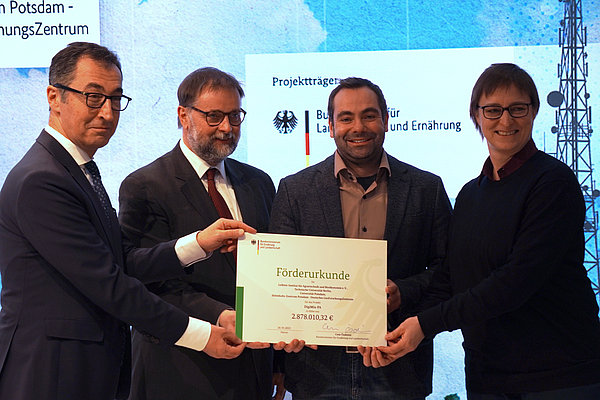 Handover of the funding certificate for the DigiMix-PA project by the Federal Minister Cem Özdemir at the IGW2023. 