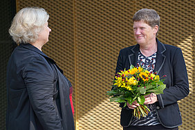 Verabschiedung aus dem Amt: ATB-Verwaltungsleiterin Dr. Uta Tietz dankt Prof. Dr. Annette Prochnow (Foto: Lietze/ATB)