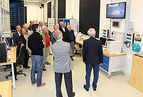 Dr. Norbert König (im Vordergrund links) stellt die messtechnischen Möglichkeiten des ATB-Windkanals vor (Foto: Foltan/ATB)