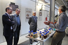 André Zandstra, Head Partnerships & Donor Relations at CIAT, ATB Director Prof. Reiner Brunsch, CIAT Director Dr. Rubén Echeverría (from left) in discussion with Dr. Joachim Venus (right) in ATB's pilot plant "lactic acid". (Photo: Foltan/ATB)