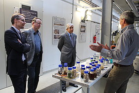 André Zandstra, Forschungskoordinator CIAT, ATB Direktor Prof. Reiner Brunsch, CIAT Direktor Dr. Rubén Echeverría (von links) im Gespräch mit Dr. Joachim Venus (rechts) in der Pilotanlage "Milchsäure". 