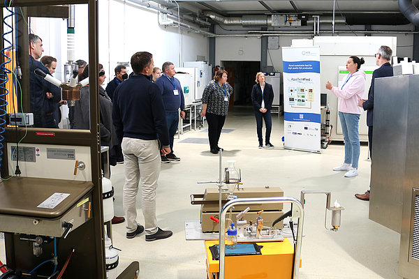 Lab visit as part of the PlAgri meeting: presentation of current ATB research in the field of quality and safety of food and feed (Photo: Rossi/ATB)