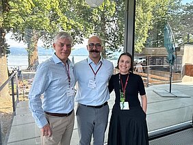 Gruppenfoto der Juroren Prof. David Coomes und Dr. Aline Sotteroni mit Dr. Nader Marzban