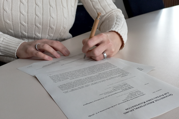 Prof. Barbara Sturm unterzeichnet das Memorandum of Understanding.
