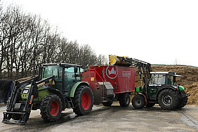Noch mit Diesel unterwegs: Zwei Traktoren für die Fütterung im Milchviehbetrieb (Foto: ATB)