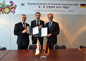 The signatories of the MoU between ATB and FAU (from left): Thomas AH Schöck, Chancellor of the FAU, Dr. Martin Geyer, Deputy Director ATB, Prof. Dr. Rainer Buchholz, FAU and President of Campus Busan in South Korea. 
