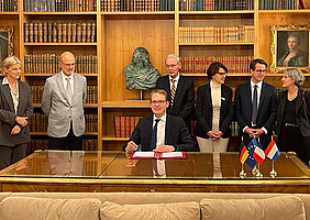 Dr. Henning Müller bei der MoU-Unterzeichnung.