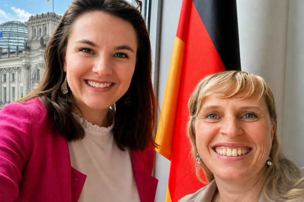 Selfie im Büro von MdB Aeikens mit Blick auf den Bundestag