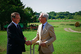 Udo von Kröcher, Präsident des Bundessortenamtes (rechts) übergibt den Forschungsstandort Marquardt an ATB-Direktor Reiner Brunsch. (Foto: Grimm/ATB)