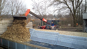 Piling up moist woodchips on a test platform and internal ventilation channels (Photo: Lühr/ATB)