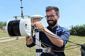 Nikos Tsoulias during field tests with a LiDAR in ATB's Fieldlab for Digital Agriculture in Marquardt (Photo: ATB)