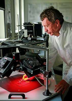 Dr. Werner B. Herppich. Anwendung der Chlorophyllfluoreszenz im Optiklabor des ATB (Foto: Grimm/ATB)