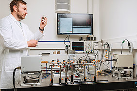 Basic research: analysing soil samples in ATB's Tera Hertz lab (Photo: Manuel Gutjahr)