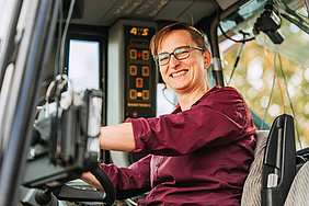 Prof. Dr.-Ing. Cornelia Weltzien am Steuer eines ATB-Versuchstraktors (Photo: Manuel Gutjahr/ATB)