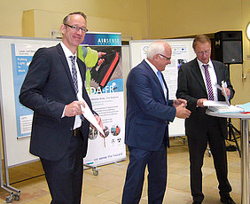 Dr. Oliver Schlüter (links) nahm den Zuwendungsbescheid für das ATB entgegen (Foto: Durek/ATB)
