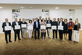 Die Verbundpartner aus EmiMod auf einem Gruppenbild mit Bundeslandwirtschaftsminister Cem Özdemir (Bild: BMEL/Photothek) 