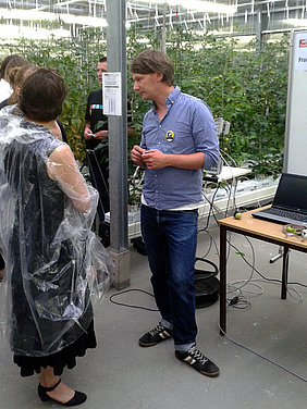 Michael Pflanz stellt im Gewächshaus der Beuth Hochschule Berlin neue Sensoren für den Erwerbsobstbau vor.
