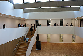 Blick aus dem Foyer auf den Labortrakt (Foto: Foltan/ATB)