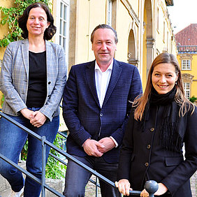 Freuen sich über die Kooperation: Prof. Dr. Barbara Sturm, wissenschaftliche Direktorin des ATB Potsdam; Universitätsvizepräsident Prof. Dr. Kai-Uwe Kühnberger und Universitätspräsidentin Prof. Dr. Susanne Menzel-Riedl (v.l.). (Foto: Uni Osnabrück)