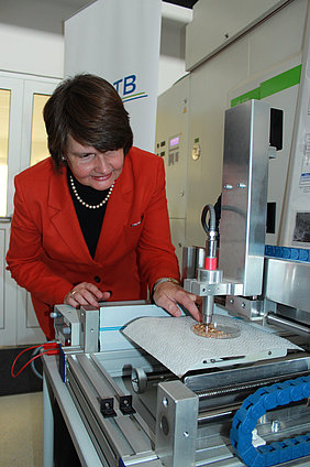 PSt Dr. Maria Flachsbarth mit einer Plasmaquelle im ATB-Labor (Foto: ATB/Foltan)
