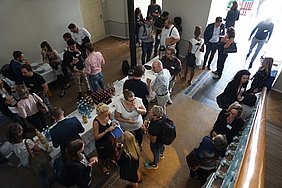 Intensive Gespräche mit Blick auf das Neue Palais (Foto: Lietze/ATB)
