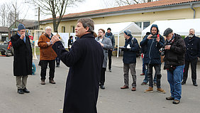 Detlef May, Geschäftsführer der LVAT, erläutert Investionen für mehr Tierwohl in 'Ställen der Zukunft', einem aus Mitteln des MLUK geförderten Projekts (Foto: Foltan/ATB)